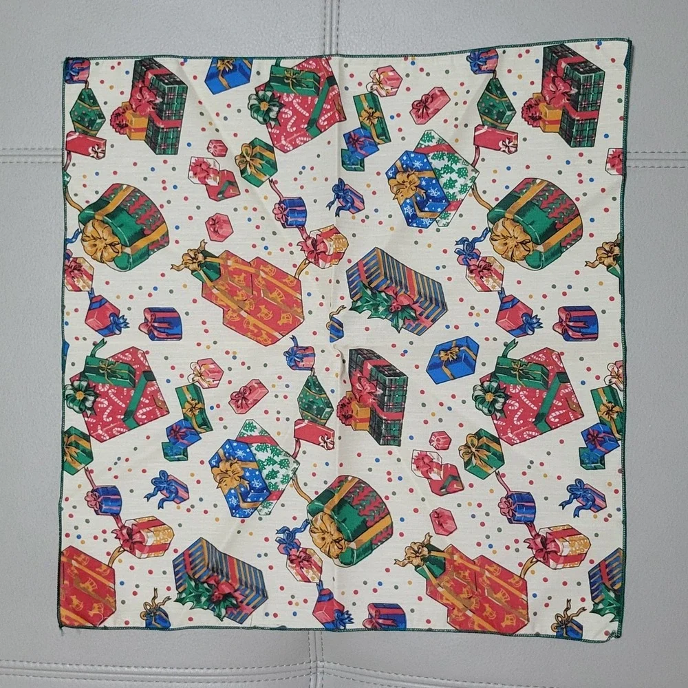 Vtg Christmas Holiday Placemat & Napkin Set of 4 Colorful Cloth Gift Box Pattern